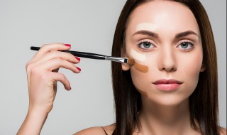 粉饼和粉底液都要用吗 粉底液跟粉饼都要用吗