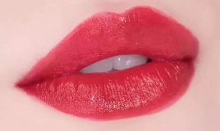 经常涂润唇膏会伤害唇部吗（经常涂润唇膏的危害）