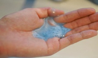 起泡胶粘头发怎么处理（起泡胶黏头发怎么办）