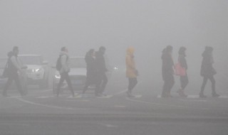 在大雾中行走怎样避免危险（在大雾中行走会很危险怎样避免在雾中发生危险呢）