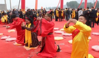 三跪九叩怎么做（三跪九叩怎么做视频）