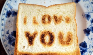 怎么样在面包上烤出字来（面包上的字怎么烙的）