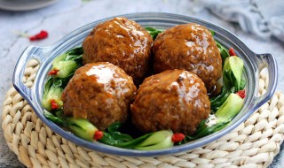 红烧狮子头的简单做法（红烧狮子头的简单做法）