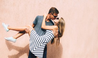 关于爱情甜蜜幸福句子（关于爱情甜蜜幸福句子短句）