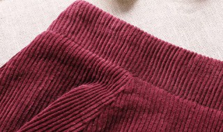 酒红色灯芯绒半身裙子搭配技巧 酒红色丝绒半身裙搭配