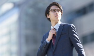 形容西装的男生的句子 形容男人西装的句子