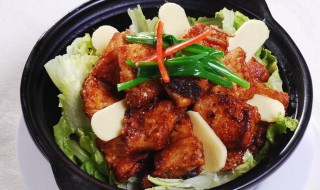 姜葱焗鱼腩的做法步骤（腌鱼腩的做法）