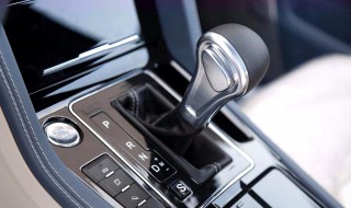 五挡停车正确步骤 五档直接停车