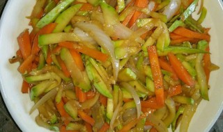 洋葱炒西葫芦步骤（西葫芦洋葱怎么炒）