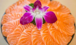 三文鱼生菜包步骤（三文鱼头怎么做菜）