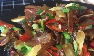制作香辣腊猪耳步骤（腊猪耳怎么做好吃法）