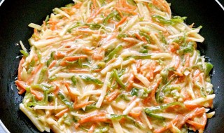 三丝鸡蛋饼制作方法（鸡蛋饼丝怎么做）