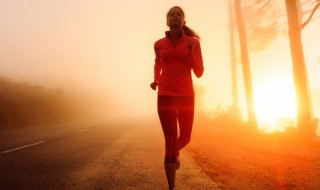 中长跑训练的方法（中长跑训练的方法和技巧视频）