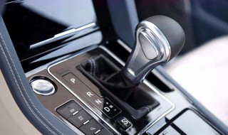 夜间自动档车正确起步方法（自动挡车起步操作）