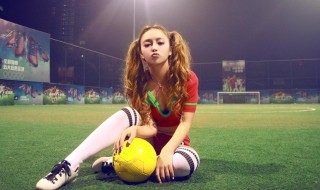 足球女孩过人教程（足球过人小技巧教学视频）