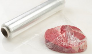 保鲜膜撕不下来怎么办（胸贴上的保鲜膜撕不下来怎么办）