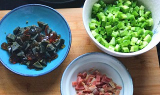 苦瓜炒皮蛋的做法步骤（苦瓜炒皮蛋的做法大全窍门）