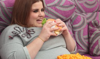 胖人穿衣搭配技巧女冬季（胖人穿衣服怎么搭配好看冬天）