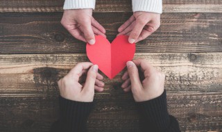 有关爱情简短句子浪漫的（有关爱情的短句子浪漫的）