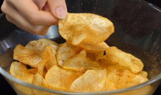做薯片最简单的方法（自己做薯片的方法）