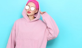 粉色卫衣怎么搭配外套 粉色卫衣怎么搭配外套图片