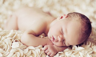 新生儿打嗝怎么办怎么止嗝 新生儿小孩打嗝怎么办 怎么止嗝