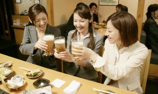 梦见吃饭喝酒是什么意思 梦见吃饭喝酒是什么意思呢