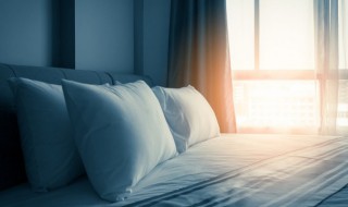 女人枕头下放钱(枕头下放钱好不好)