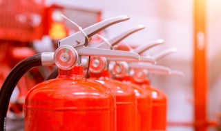 用灭火器进行灭火的最佳距离 用灭火器进行灭火的最佳距离是