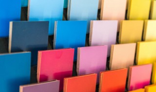 白色外套内搭什么颜色好看 男生米白色外套内搭什么颜色好看