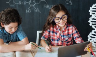 下笔成章是什么意思（落笔成章什么意思）