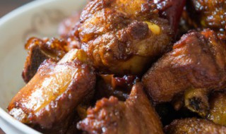 青杠菌炖排骨的做法（青椒炖排骨的家常做法）