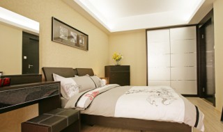 卧室放镜子放哪里比较好（卧室里哪里放镜子比较好）