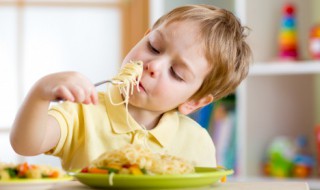 梦见老板请吃饭是什么意思（梦到老板请客吃饭啥意思）