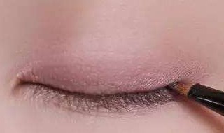 眼线是画在睫毛上面还是下面（眼线是画在睫毛上面还是下面好看）