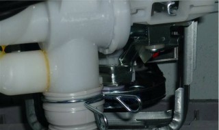 全自动洗衣机放水后直接流出怎么了（全自动洗衣机放水后直接流出怎么了回事）