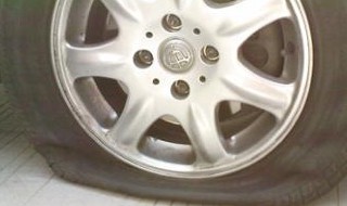 车子爆胎能开多远（轮胎爆胎能开多远）