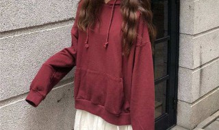 连帽卫衣下面配什么裤子 连帽卫衣下面配什么裤子好看女