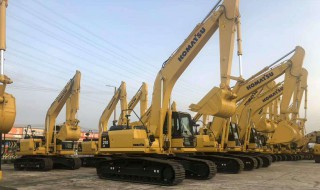 坐在挖机上怎样看整平（挖掘机整平怎样看才是平的）