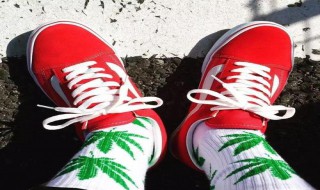 袜子套在裤子上穿法（袜子套在裤子外穿法）