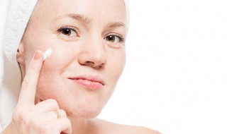 鸡蛋黄敷脸有什么好处（用蛋黄敷脸有什么好处）