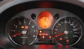 奇骏制动指示灯一直亮 奇骏制动警告灯亮了