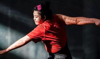 运动员投掷铁饼时铁饼的运动现象是 在铁饼比赛中,运动员会首先