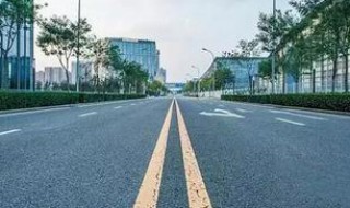 右拐弯压到对方车道黄线（右转弯压对面车道黄线）