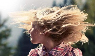 如何改善头发干燥（如何改善头发干枯分叉）