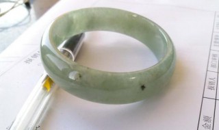 翡翠里有黑点怎么回事(翡翠里有黑点怎么回事图片)