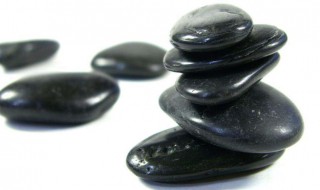 怎样才能让石头保湿发亮（怎样才能让石头保湿发亮一点）