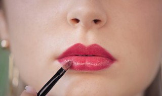 染唇液怎么涂更自然 染唇液怎么涂更自然呢