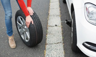 41轮胎螺丝怎么换 换轮胎拆螺丝方向