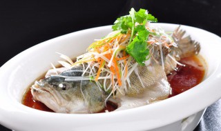 请问清蒸鲈鱼的方法（请问清蒸鲈鱼怎么做法）